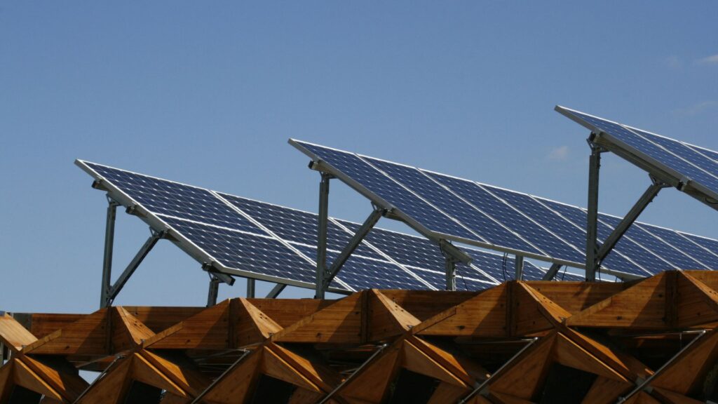 Instalación de paneles solares residenciales en Barranquilla para ahorro y valorización del hogar.